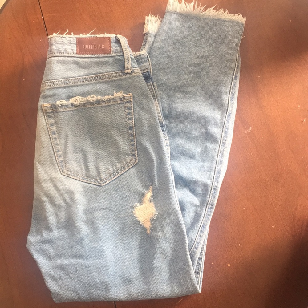 Never worn hollister boyfriend jeans!